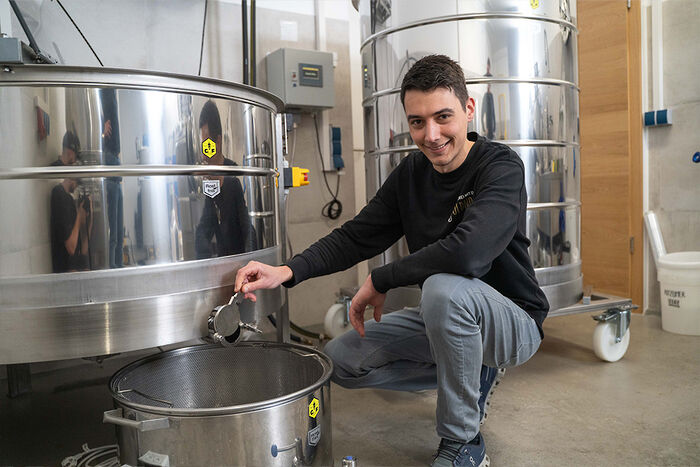 Innovative Honig-Produktion, Imkerei mit der Goldnote